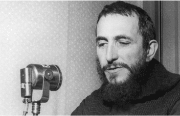 L'Abbé Pierre enregistrant son appel d'aide aux sans-abris pour l'édition d'un disque par Pathé-Marconi, à l'hôtel Bristol, à Paris, en 1954. Crédit : Getty, Jean Mainbourg