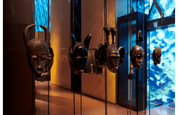 Le plateau des collections. Vitrine de la zone Afrique. Musée du quai Branly - Jacques Chirac, photo Léo Delafontaine