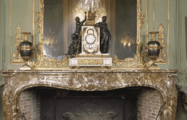 Pendule astronomique posée sur une cheminée.png
