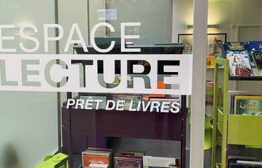 Vue de l'Espace lecture avec des rangements de livres