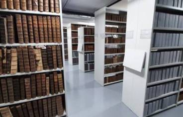 Vue de la bibliothèque avec des armoires et des rangées de livres