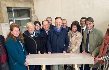 Photo de couverture : Inauguration du Quadrilatère de Beauvais. Plusieurs individus tiennent dans leurs mains la première pierre de l’escalier, qu’ils s’apprêtent à déposer. (De gauche à droite : Nadège Lefebre, François Decoster, Catherine Seguin, Hilaire Multon et Franck Pia).