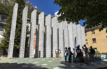 photo de la façade d'un musée dans une petite cour intérieure avec du public devant