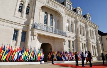 photo de la Cité internationale de la langue française à Villers-Cotterêts avec plein de drapeaux à l'entrée