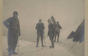 Photographie de quatre alpinistes