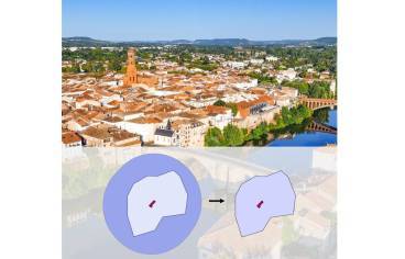 Vue aérienne de Villeneuve -sur-Lot, Lot-et-Garonne, avec, en superposition transparente, un schéma montrant la transformation d’un périmètre de 500m en Périmètre délimité d’un abord (PDA)