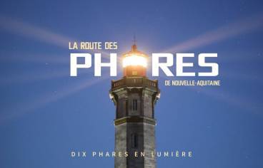 phare éclairé à la tombée de la nuit