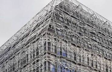 La façade du ministère de la Culture, avec sa résille métallique.