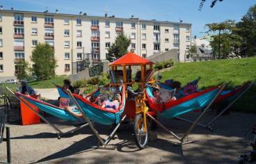 A brest, un vélo électrique avec une remorque chargée de livres et de jeux sillonne la ville