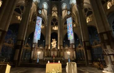 L'intérieur de la Cathédrale de Beauvais, dans lequel ont été installés des fac-similés de l'artiste Stéphane Couturier à l'occasion de l'octocentenaire de la cathédrale.