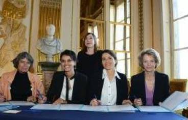 Aurélie Filippetti et Najat Vallaud-Belkacem. Signature charte parité cinéma.