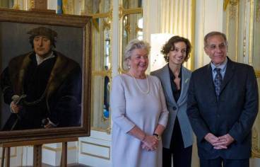 Audrey Azoulay, Henrietta Schubert et Christophe Bromberg posent à côté du tableau "Portrait d'homme"