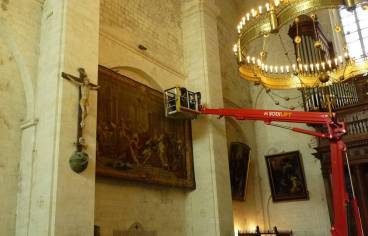 Cathédrale de Viviers - travaux préparatoires au décrochage des tapisseries