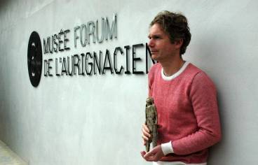 Abraham Poincheval devant le  Musée-forum de l'Aurignacien