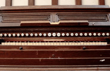 Clavier de l'harmonium de Dumont-Lelievre à Bruyères-et-Montberault, Inscrit MH Novembre 2018