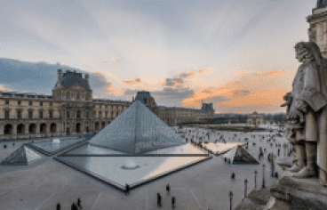 Vue sur la Pyramide du Palais du Louvre au couchant