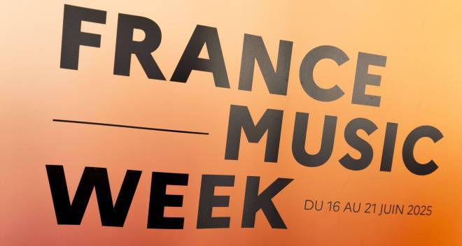 panneau avec inscription France music week, en noir sur fond orange