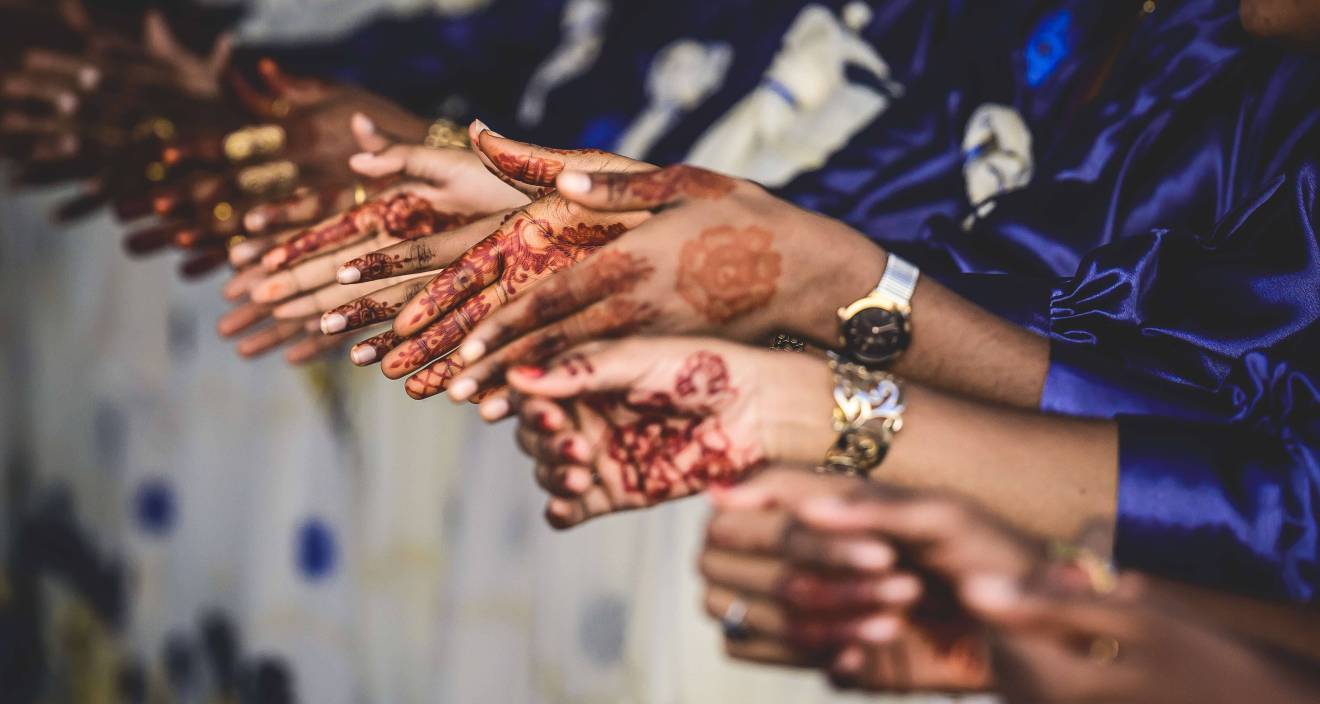 photo d'un Debaa avec des mains de femmes tatouées