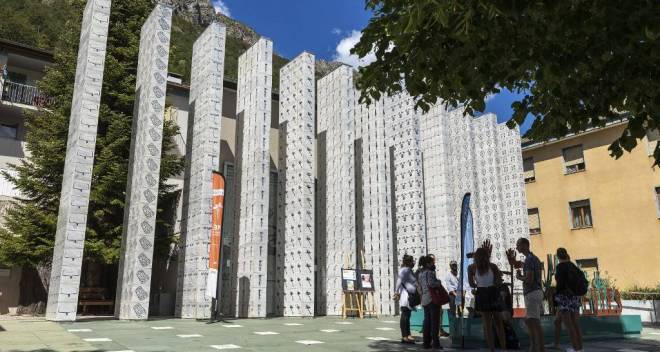 photo de la façade d'un musée dans une petite cour intérieure avec du public devant