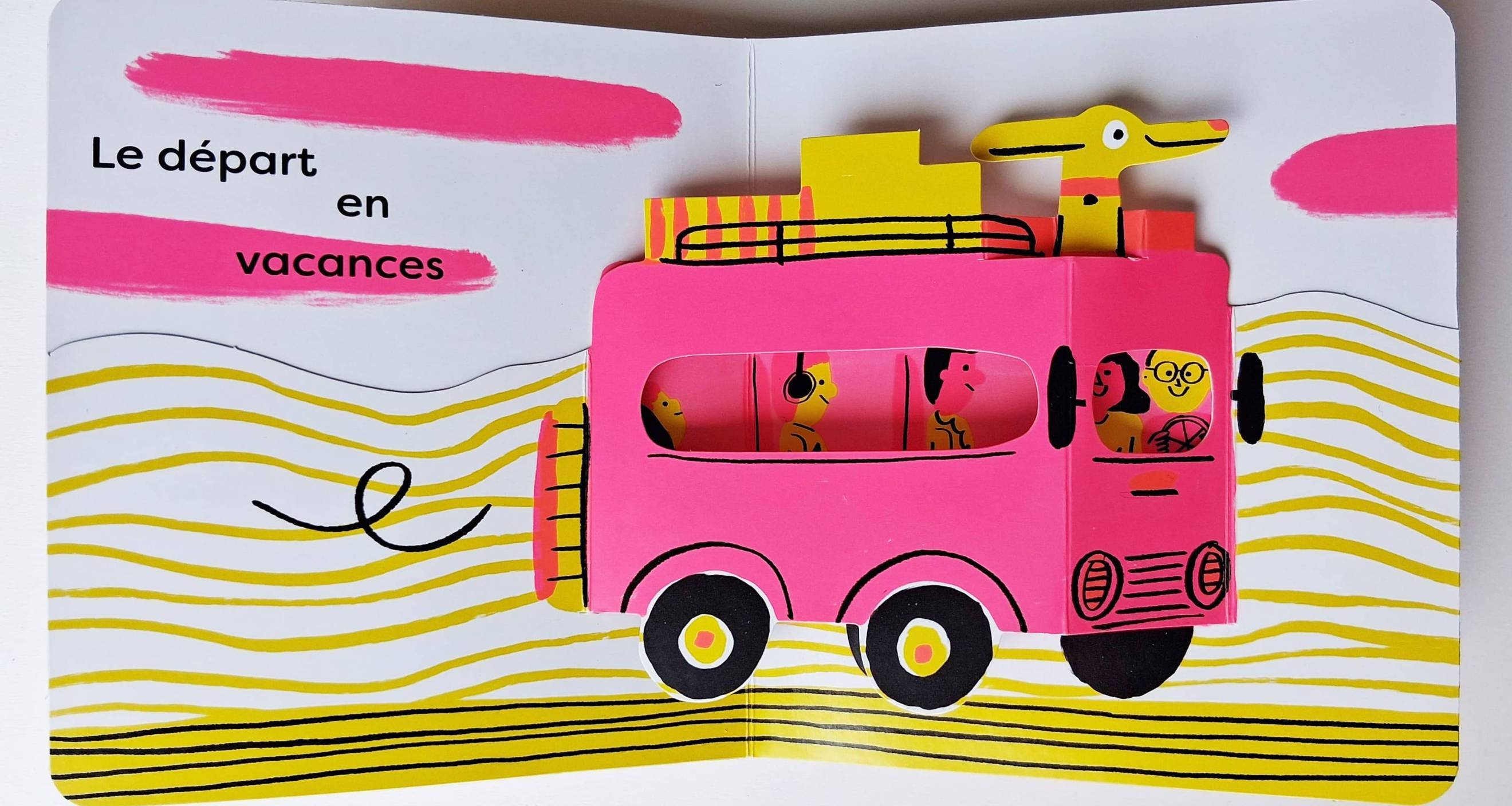 dessin du livre été pop d'aurore petit représentant un véhicule chargé de bagages qui roule avec un chien sur le toit. Les couleurs sont rose fluo et jaune