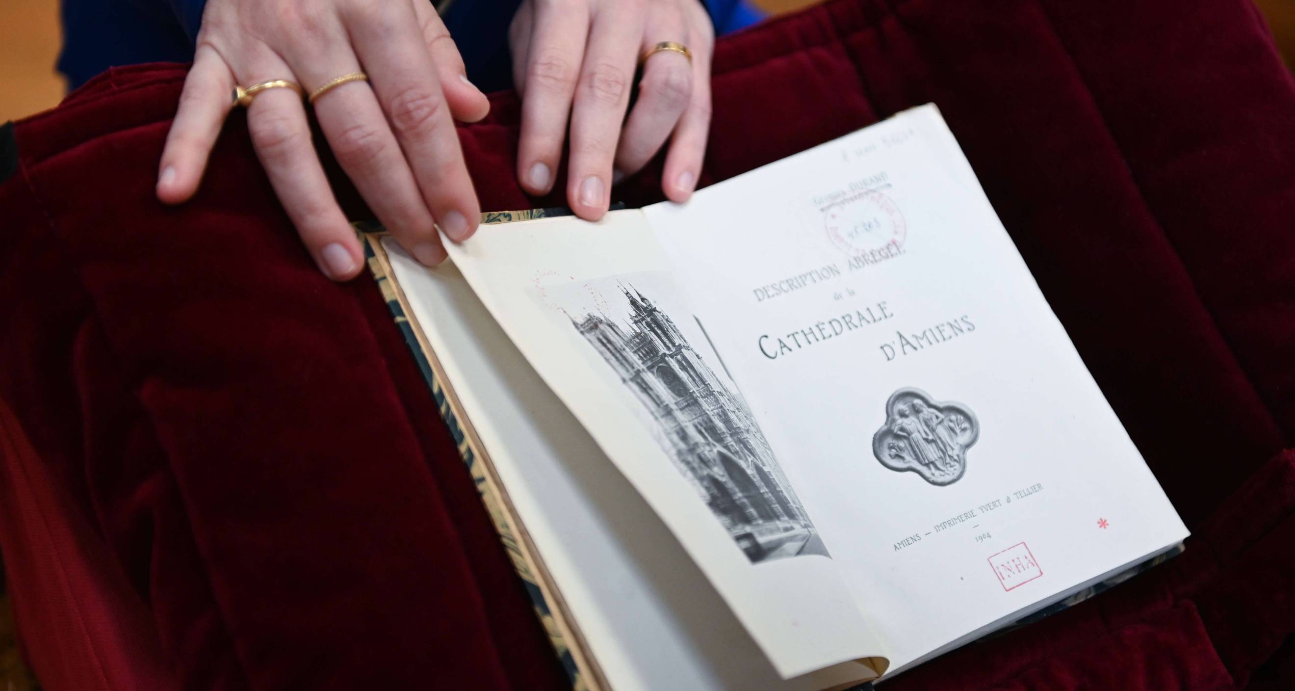 photo d'un livre ouvert avec une main qui le tient ouvert