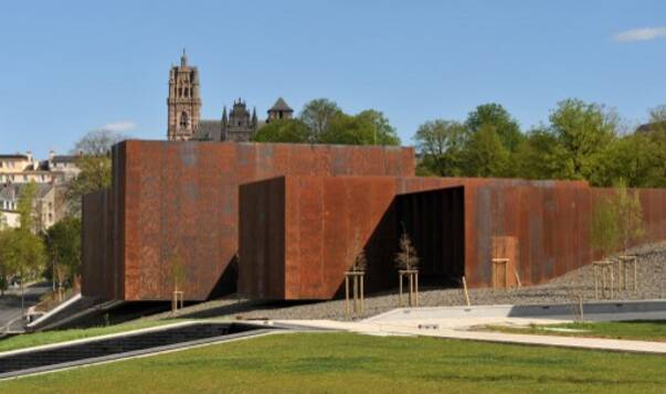 Les trois architectes de l’agence espagnole RCR Arquitectes, choisis en 2008 pour réaliser le Musée Soulages de Rodez, ont reçu le 1er mars la plus haute récompense internationale d’architecture qui vient couronner l’ensemble de leur travail.
