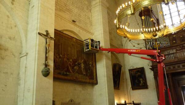 Cathédrale de Viviers - travaux préparatoires au décrochage des tapisseries