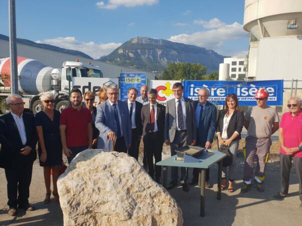 Pose de la 1ère pierre du futur bâtiment des archives départementales de l'Isère