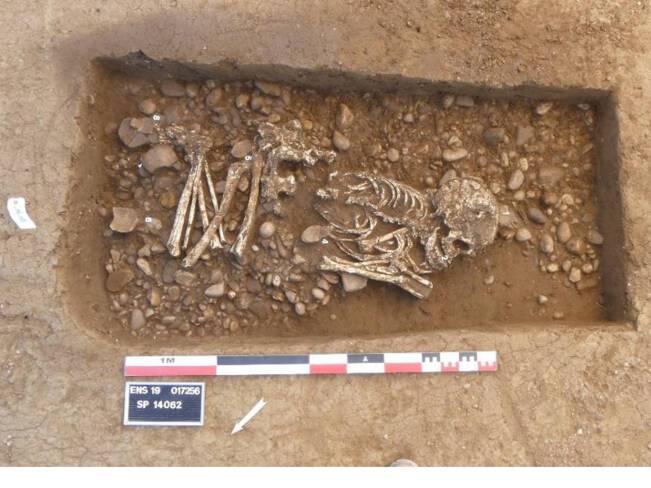 Inhumation du Néolithique ancien (Rubané) accompagnée de fragments de vases