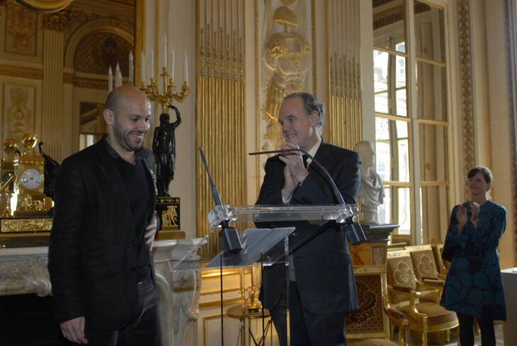 Remise des insignes d'Officier de l’ordre des Arts et des Lettres à Mourad Merzouki par Frédéric Mitterrand