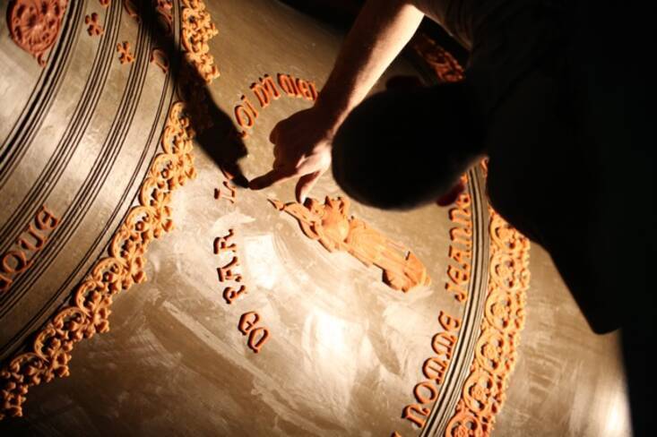 Pose des inscriptions et décorations en cire