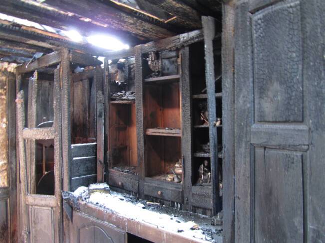 Meuble de sacristie après l'incendie
