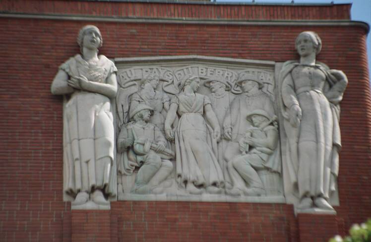 Bas-relief droit représentant un groupe folklorique