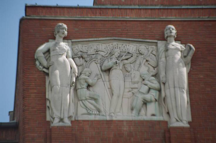 Bas-relief gauche représentant Mélodie et Harmonie