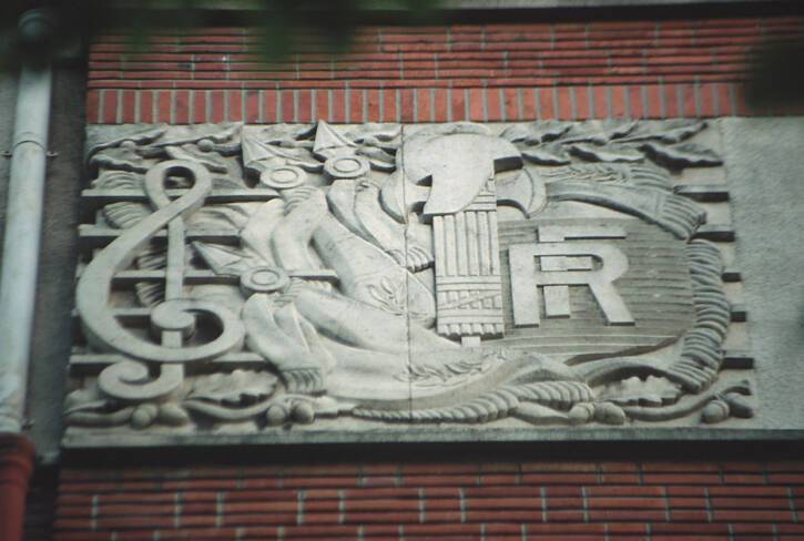 Bas-relief réalisé par Louis Thébault