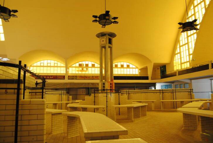 Reims - halles du Boulingrin en fin de restauration - étalages et horloge restaurés