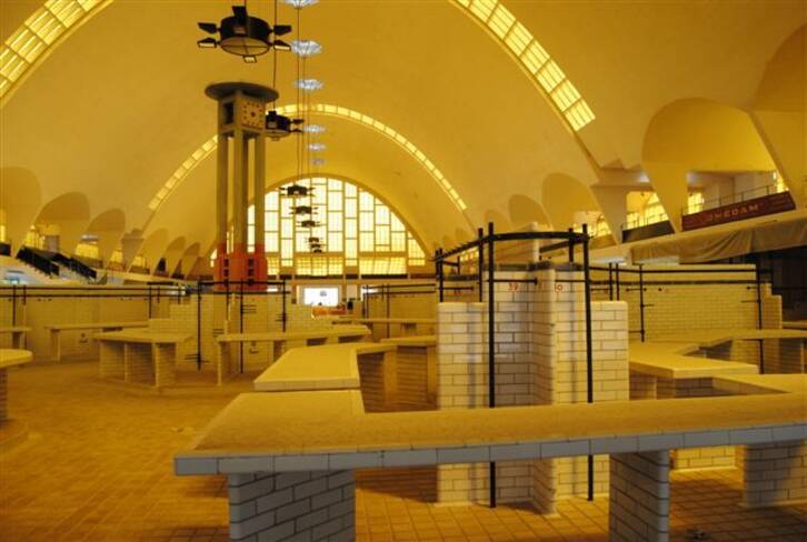 Reims - halles du Boulingrin en fin de restauration - étalages et horloge restaurés