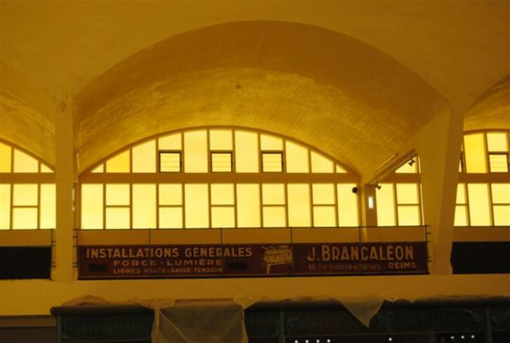 Reims - halles du Boulingrin en fin de restauration, panneaux publicitaires restaurés