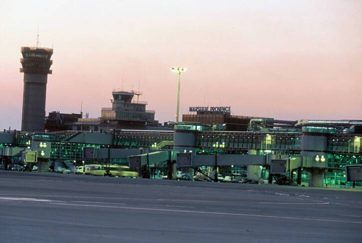 Aéroport Marseille-Provence - Marignane, tours de contrôle et passerelles télescopiques vues des pistes