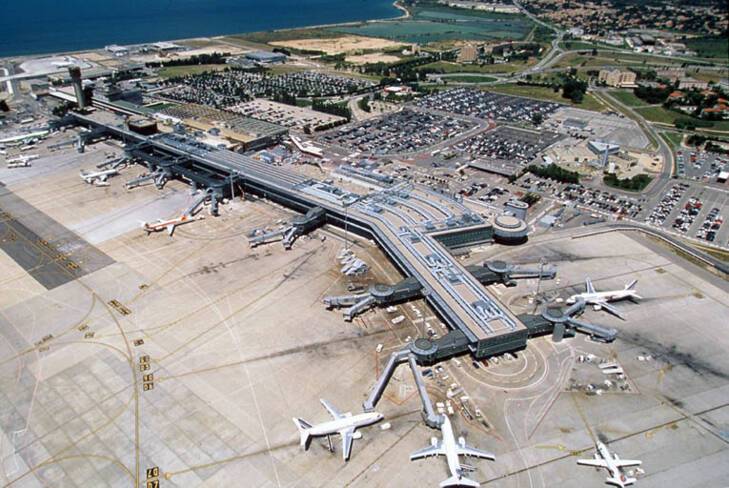 Aéroport Marseille-Provence - Marignane, vue aérienne côté pistes avec halls 3 et 4 au premier plan