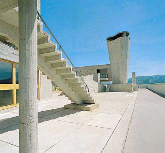 Cité radieuse - Marseille, cheminée et escalier de secours sur le toit-terrasse