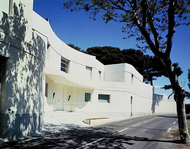 Villa Aujourd'hui - Antibes, façade antérieure sud, vue de volume prise de l'ouest