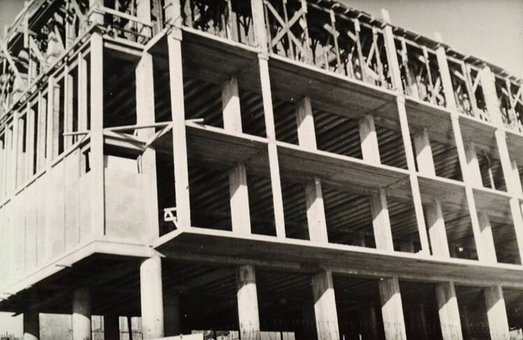 Façade sud, détail sur l’ossature poteaux-poutres d’un immeuble vers 1951
