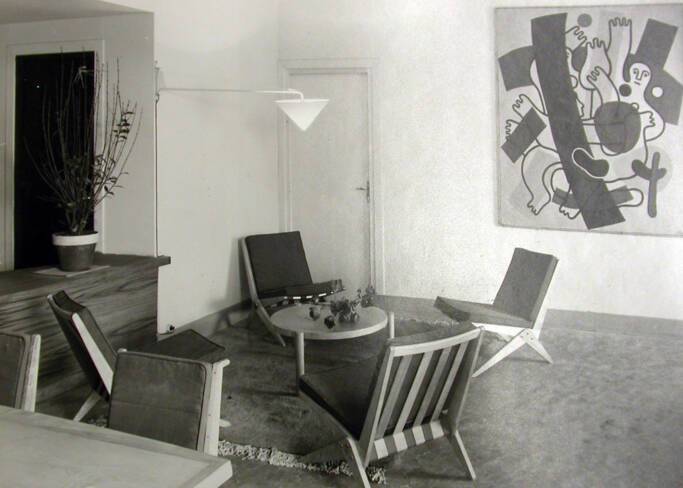 Le salon aménagé avec les chauffeuses "ciseaux" de Pierre Jeanneret,