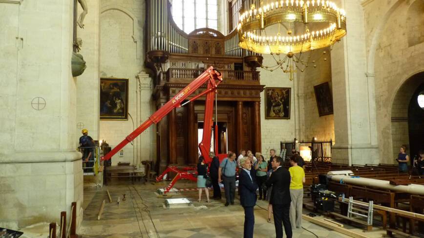 Cathédrale de Viviers - travaux préparatoires au décrochage des tapisseries