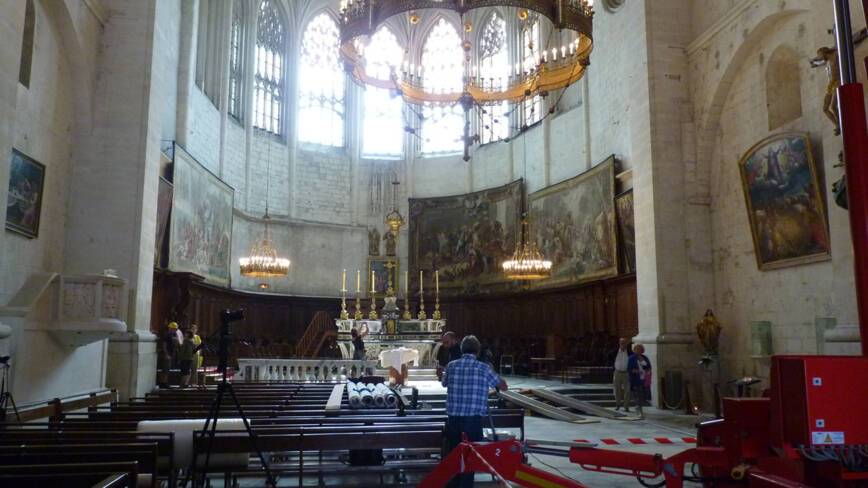 Cathédrale de Viviers - travaux préparatoires au décrochage des tapisseries