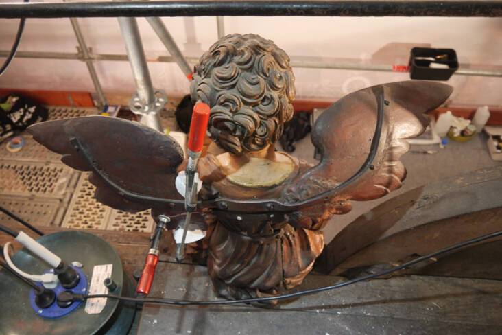 Cathédrale de Strasbourg. Horloge astronomique. Sculpture en bois, l'Ange au sablier, 16ème siècle