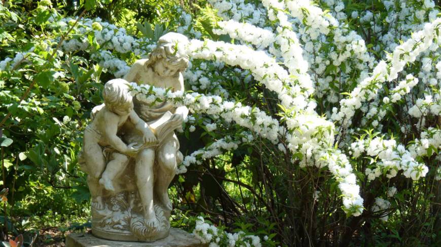 Statues d'enfants et fleurs blanches 