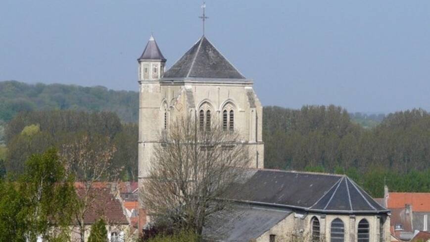 Vue en hauteur sur le clocher de l'église et le toit de sa nef