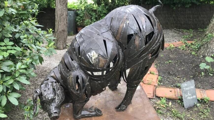 Photo d'une statue en ferraille représentant un cochon